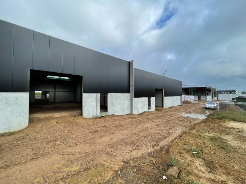 In het moderne en kwalitatief Haaltert Business Park bieden wij een nieuwbouw magazijn te huur aan van 305m² met 2 parkeerplaatsen. Ligging, vlakbij N