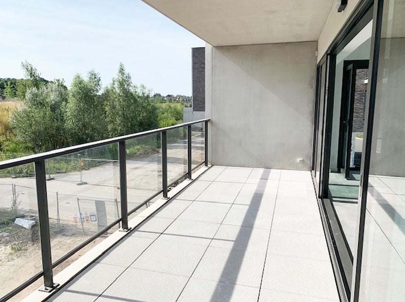 Dit appartement op het gelijkvloers is zeer hoogwaardig afgewerkt. Het is instapklaar, volledig geschilderd en alle ramen zijn voorzien van screens. H