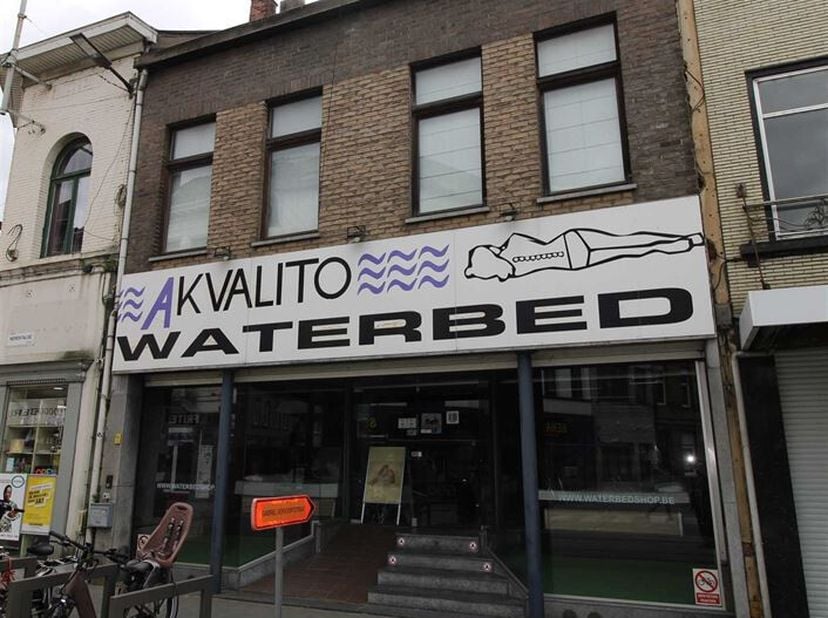 2100 Deurne: handelspand met ruime woonst! De woning heeft 4 slaapkamers, 2 badkamers, 2 zolderkamers en een terras. De winkel is 100 m² groot met een