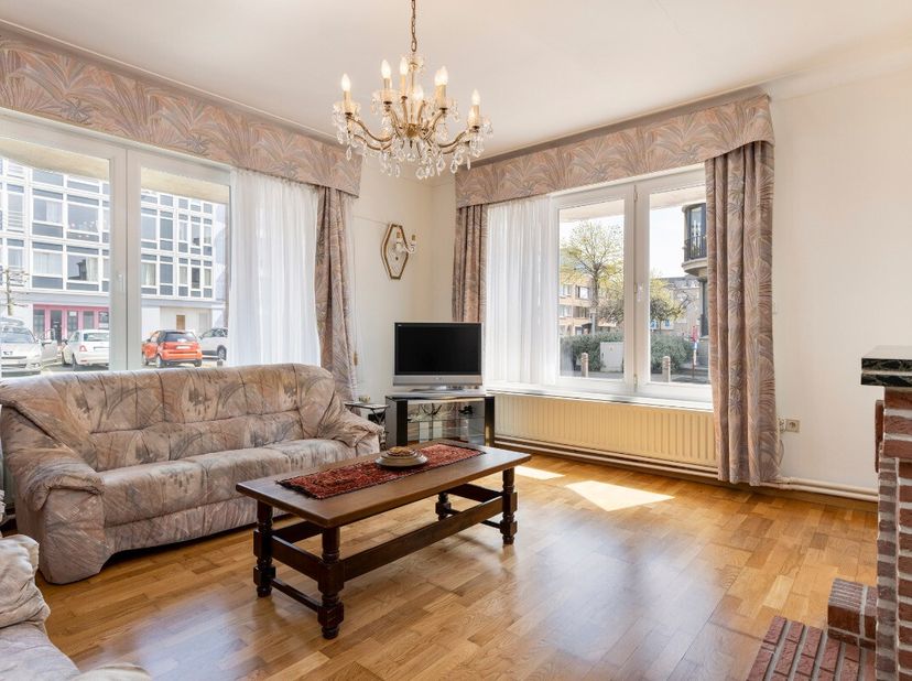 Cet appartement lumineux en rez-de-chaussée avec garage est situé à quelques pas du centre animé de Blankenberge et à proximité de la mer. Dans les en