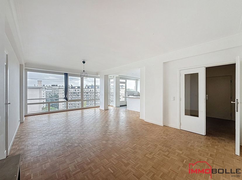 A proximité des métros Hankar/Pétillon et de toutes les facilités, bel appartement de +/- 120m² (selon CPEB) + terrasses situé au 8e étage d&#039;un immeub