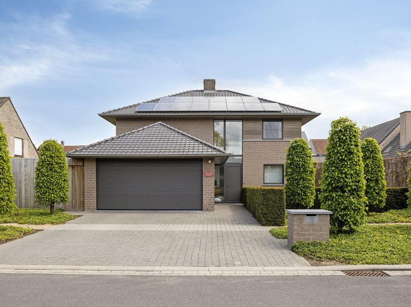 Deze prachtig afgewerkte en uitstekend onderhouden gezinswoning combineert ruimte, licht en comfort op een toplocatie: een rustige doodlopende straat