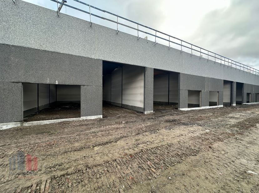 Nieuwbouw KMO-unit met een oppervlakte van 197 m² te koop vlak bij de Meensesteenweg met een onmiddellijke verbinding naar de A19 op- en afrit Menen (