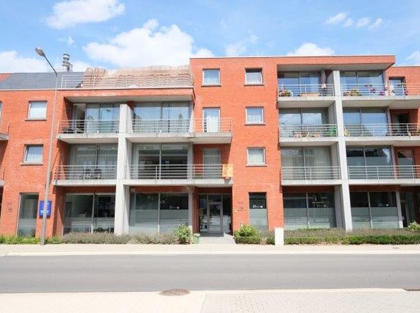 432m² recent opgefriste kantoren met parking gelegen aan de Maastrichtersteenweg te Hasselt .  Het gelijkvloers (343m²) omvat een inkomhal met ontvang