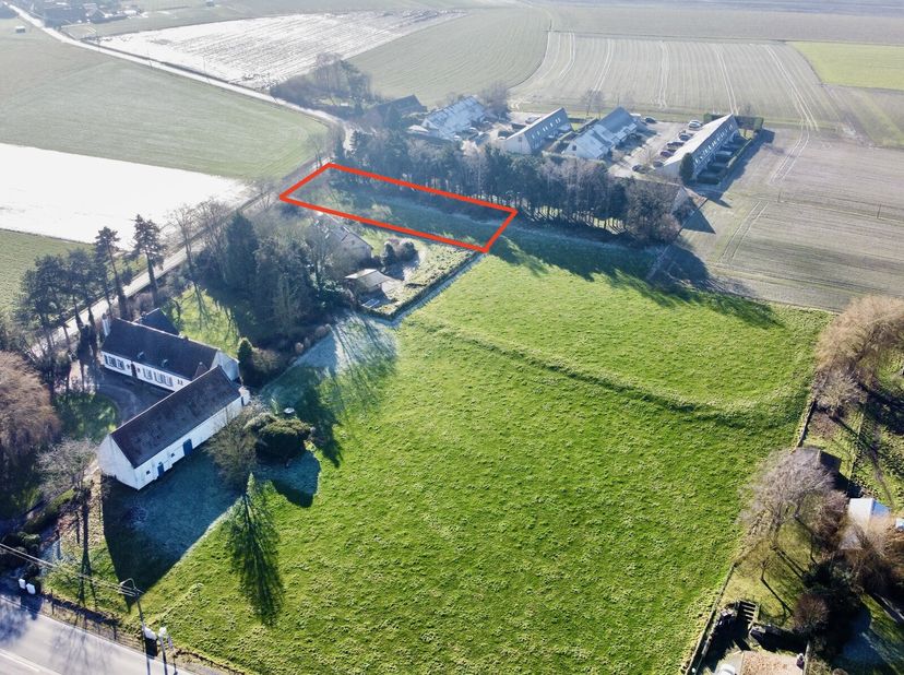 Goed gelegen bouwgrond in Celles. Deze bouwgrond van 2.141m² heeft reeds een vergunning voor het bouwen van twee halfopen bebouwingen. Geen bouwverpli