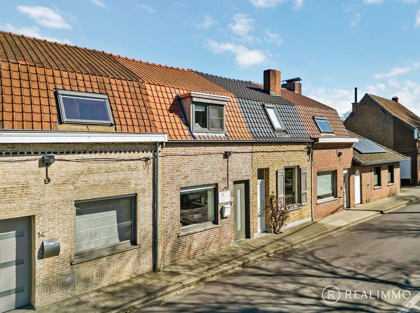 Deze instapklare woning op een perceel van 372m² bevindt zich in Moen, een deelgemeente van Zwevegem en is heel rustig gelegen aan het Millenniumpark.
