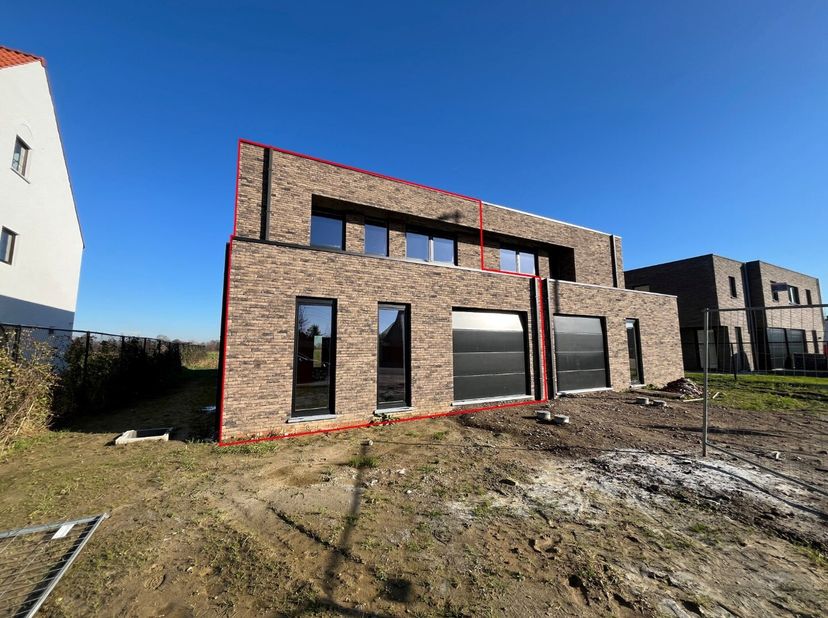 Deze woning biedt een doordachte indeling met op het gelijkvloers een inkomhal met gastentoilet, een lichtrijke leefruimte met halfopen keuken, een be