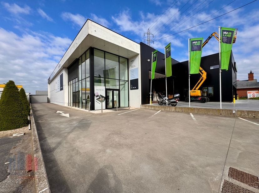 Deze ruime en uitstekend gelegen handelsruimte van ca. 370 m² bevindt zich op een vlot bereikbare locatie langsheen de commerciële Brugsesteenweg. &lt;br