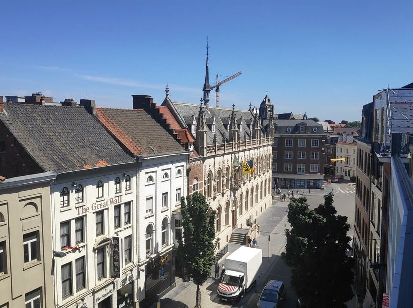 RESIDENTIE RYSSEL, vlakbij de Grote Markt met een prachtig zicht op het historische Stadhuis van Kortrijk. Het volledige project is voorzien van ruime