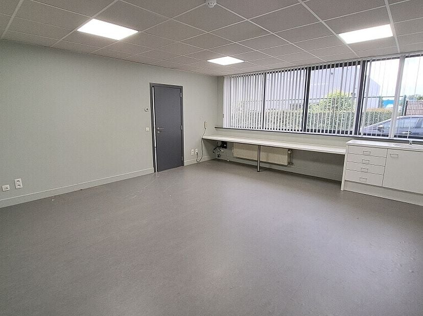 Bien professionnel à louer
                    à 8200 Sint-Andries