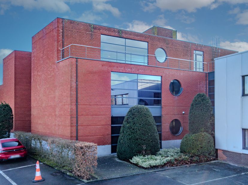 Dit bedrijfsgebouw, met bouwjaren in 1998 en 2010, biedt een unieke combinatie van ruime kantoren, functionele magazijnen en een uitstekende bereikbaa