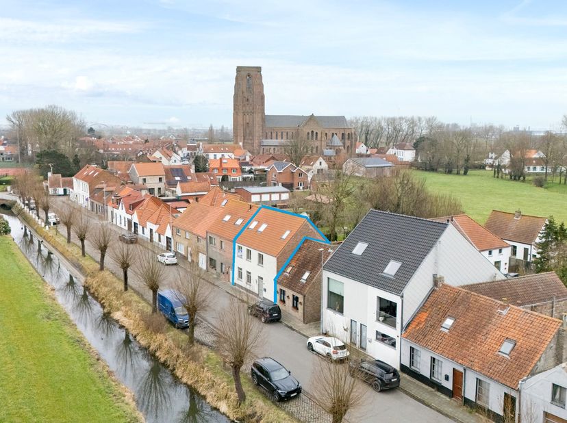 Magnifieke gezinswoning met 3 à 4 slaapkamers, 2 badkamers en een schitterende stadstuin in het pittoreske Lissewege, deelgemeente van Brugge. Mooie g