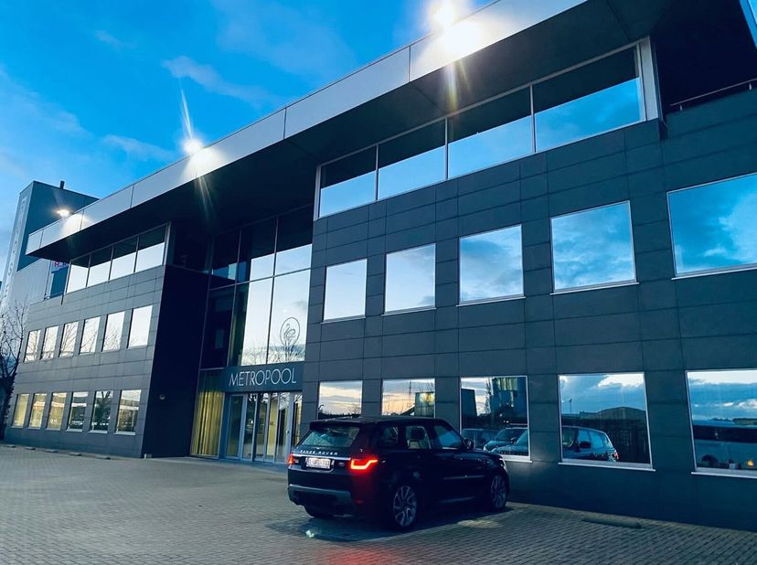 Kantoor van ca 200 m² gelegen aan de vaart te Schoten. Prachtige ligging met zicht op het water.Kantoor op het glv. in een mooi modern gebouw met veel