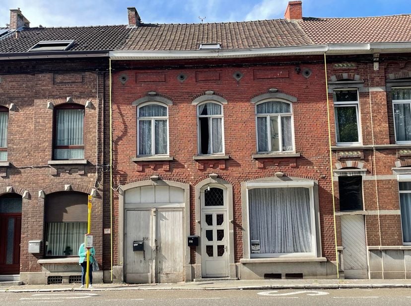 VASTE MAISON A RAFRAICHIR&lt;br /&gt;
Rez-de-chaussée : séjour, salle à manger, cuisine semi-équipée, coin buanderie, arrière cuisine.&lt;br /&gt;
1er étage : hal