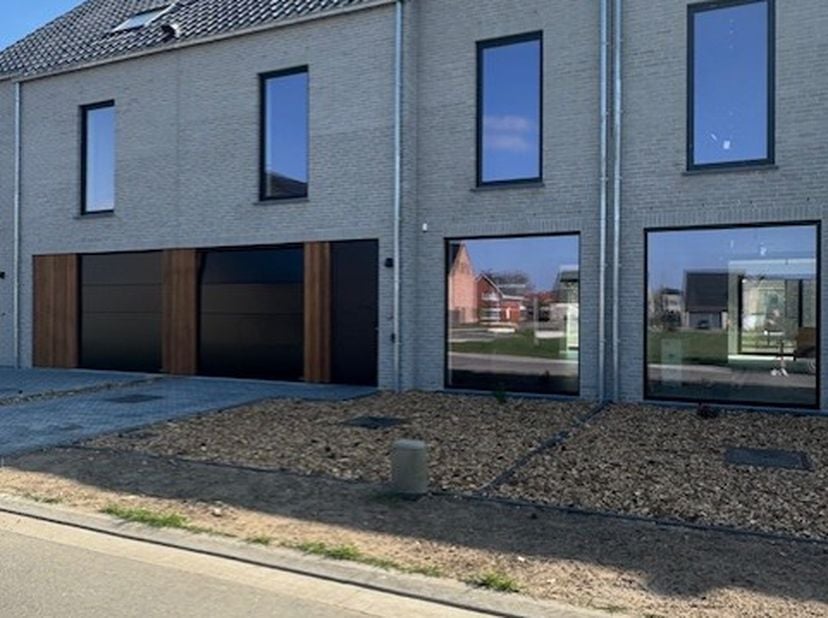 Prachtig instapklare nieuwbouwvilla die voldoet aan alle normen&lt;br /&gt;
De woning is zeer gunstig gelegen en instapklaar!&lt;br /&gt;
&lt;br /&gt;
Op de gelijkvloer