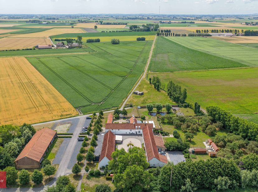 Handelshoeve bestaande uit: Feestzaal voor 175 personen (zittend) met uitgeruste industriële keuken, restaurant met terras en ingerichte keuken, privé