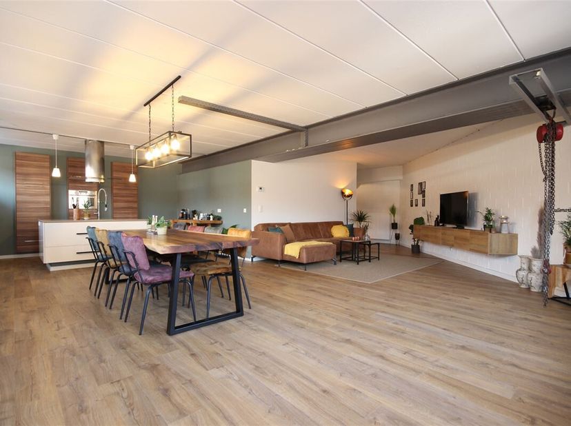 Découvrez ce superbe appartement au coeur de Melsele. Ce loft en duplex affiche un style industriel. L&#039;espace de vie moderne et très spacieux avec cui