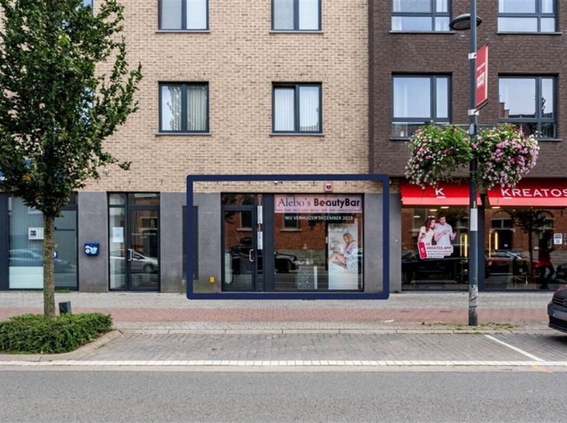 Ideaal gelegen kantoorruimte te koop vlak in het centrum van Harelbeke met uitstekende visibiliteit! &lt;br /&gt;
Deze recente polyvalente ruimte (2007) vol