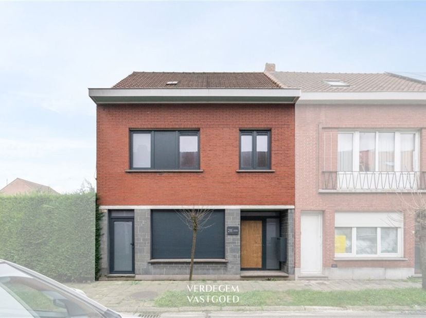 Ligging&lt;br /&gt;
Nabij het centrum, openbaar vervoer, park, lokale winkels, het postkantoor en verbindingswegen naar Gent, Knokke en Antwerpen.&lt;br /&gt;
Ste