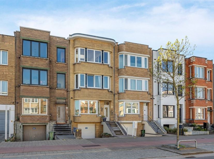 Appartement ensoleillé avec caractère authentique&lt;br /&gt;
Cette belle façade bénéficie d&#039;un emplacement de choix : toutes les commodités sont à portée d