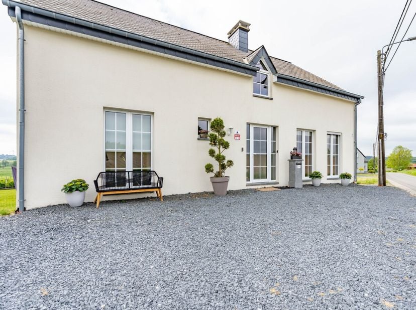 ERA B-LUX biedt u deze charmante 4-gevelwoning aan, gelegen in Bertogne, in een rustige en groene omgeving. Dit pand is gebouwd in 2011 en volledig ge