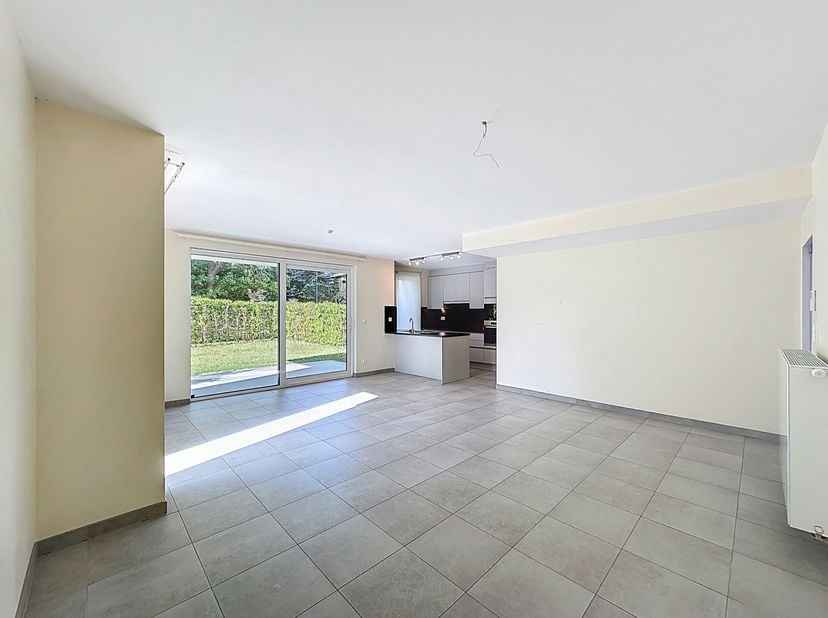 Non loin de linternational German school, au RDC dune nouvelle construction, bel appartement ± 97m² avec grand jardin orienté SUD-OUEST de ± 150m². Co
