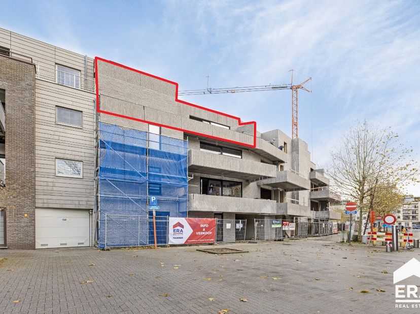 Magnifique penthouse (3ème étage) situé au coeur de Lommel ! Salon et cuisine lumineux 2 chambres et dressing Salle de bain avec douche à litalienne G
