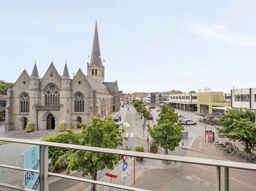 Pal op de MARKT gelegen exclusief luxe-appartement met 3 SLK, 2 badkamers en 2 terrassen. Gelegen in het hart van Waregem: op de Markt in de nabijheid