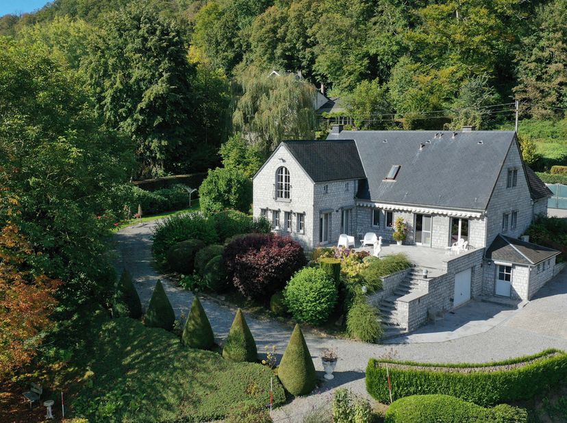 À deux pas du vieux Durbuy, découvrez cette propriété d&#039;exception : une superbe villa en pierre du pays, érigée sur une parcelle de 1700 m² parfaiteme