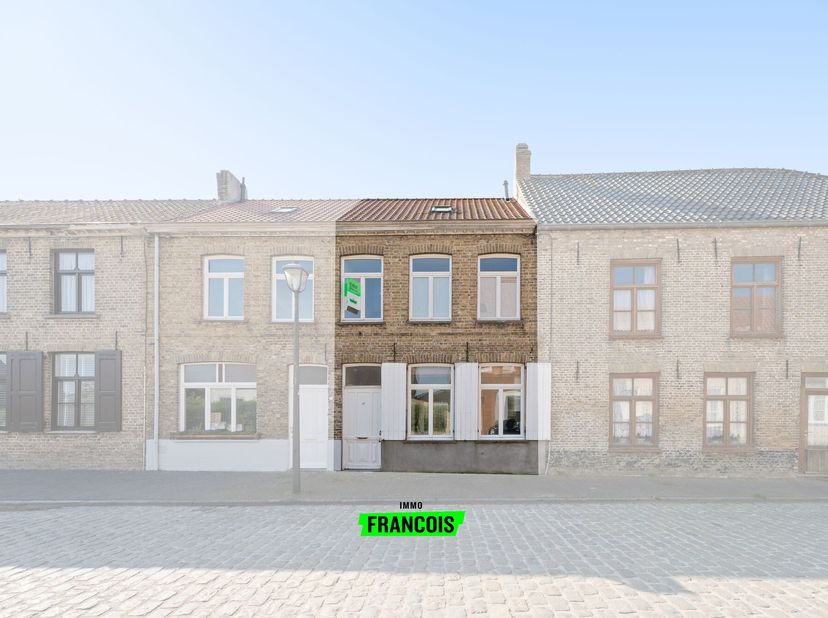 Deze charmante woning, gelegen in de gezellige dorpskern van Houtem (deelgemeente van Veurne), werd in 2017 volledig gerenoveerd en is helemaal instap