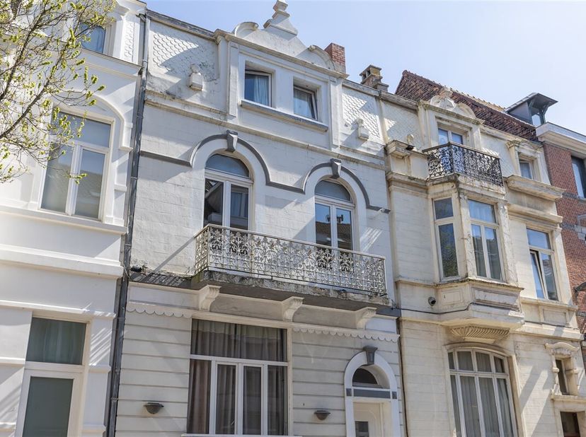 OOSTENDE - Gezellig lichtrijk appartement met 2 slaapkamers, gelegen op de 1ste verdieping  in een herenhuis te Oostende. Bestaande uit een ruime livi