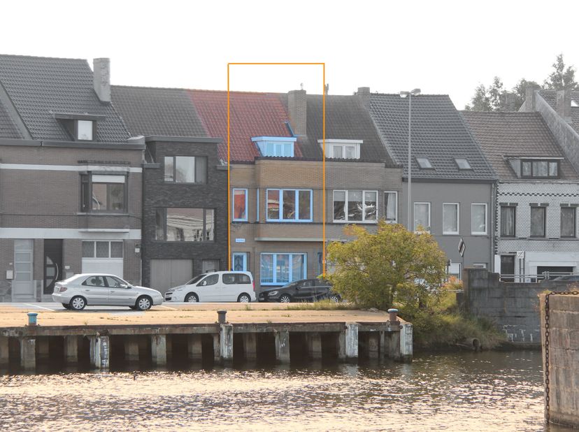 Te renoveren woning gelegen aan het kanaal Oostende - Brugge - Gent met zicht op het water en zuidgerichte tuin. &lt;br /&gt;
De woning biedt tal van mogeli