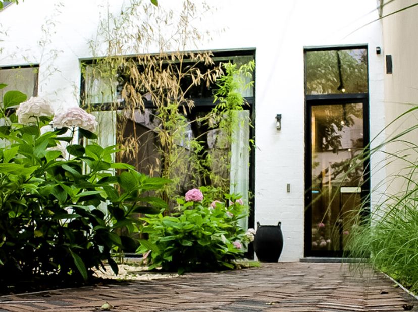 Deze voormalige garage (Oscar) heeft in 2019 een spectaculaire make-over gekregen. Het authentieke pand werd omgetoverd tot een prachtige, praktische