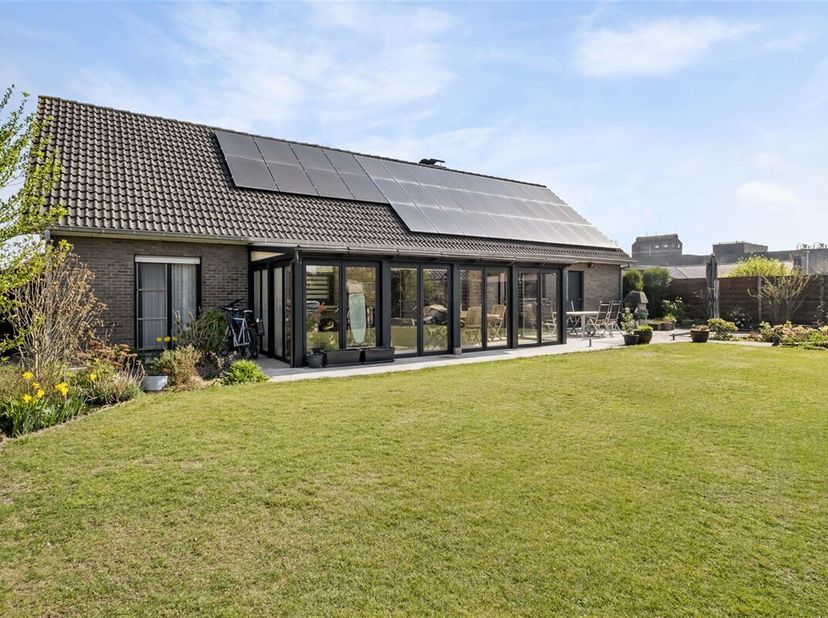 Maison spacieuse avec jardin et garage à Vichte&lt;br /&gt;
Située dans une rue calme à Vichte, cette maison offre une surface habitable de 241 m² sur un te