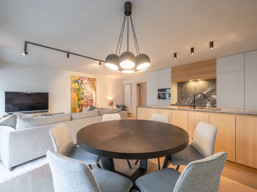 Dit recent gerenoveerd appartement biedt een lichtrijke indeling dankzij een gevelbreedte van ca. 7 meter. Gelegen in een zijstraat nabij de Lippensla