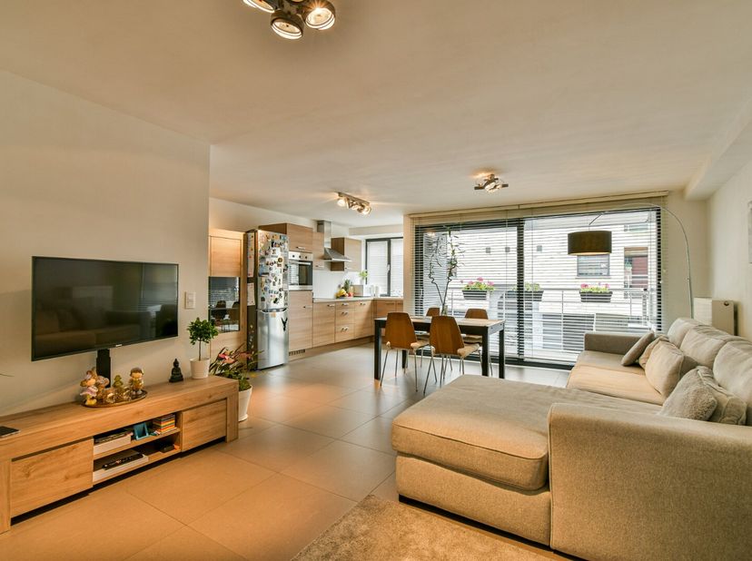 Welkom bij Iepersestraat 32/1.1, een volledig gerenoveerd appartement op de eerste verdieping met een uitstekend EPC-label B. Gelegen in het hart van