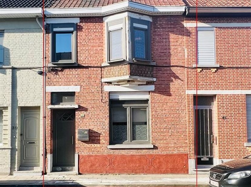 Située dans une rue calme de Hamme, cette maison de caractère offre une excellente opportunité pour ceux qui recherchent un projet de rénovation avec