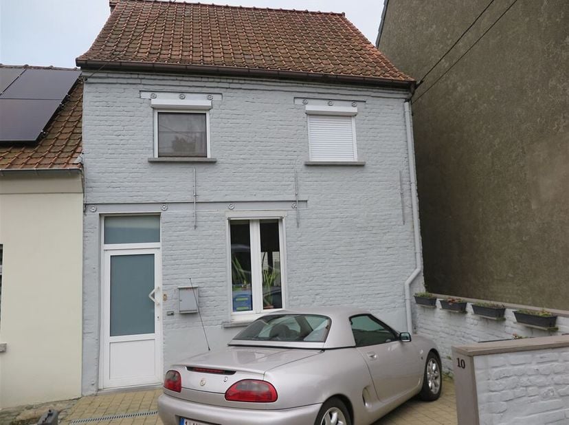 Nu te koop bij Sem Vastgoed: charmante woning, op goede ligging.&lt;br /&gt;
EPC F= extra te isoleren = te renoveren. Naast het huis is nog een steegje waar