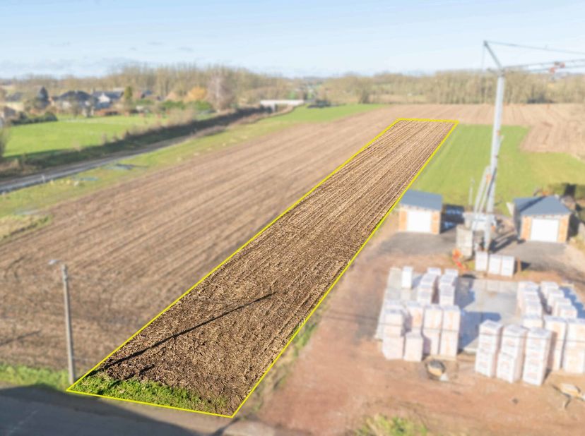 Dit perceel bouwgrond (geschikt voor open bebouwing) , zonder bouwverplichting, van 18a08ca, heeft een perceelbreedte van 12,70m en een diepte van +/-