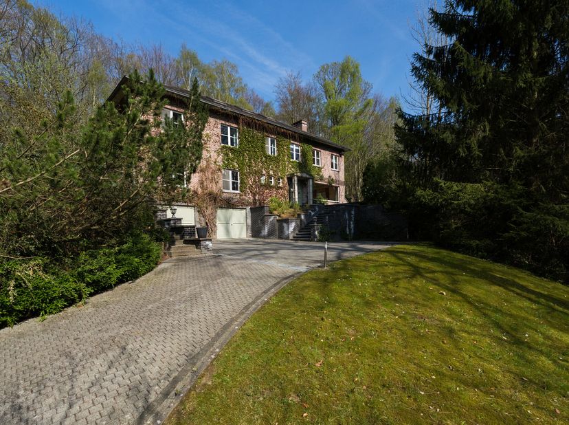 Nichée au cur du très prisé Bois de Moorsel, à deux pas des écoles internationales, cette élégante villa à rénover, bâtie en 1989 et de ± 475 m² de su
