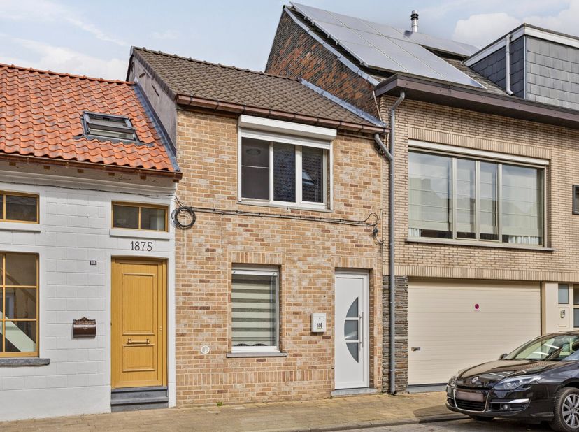 Op zoek naar een gezellige woning met 2 slaapkamers? Zoek niet verder!&lt;br /&gt;
Bij binnenkomst word je begroet door een ruime woonkamer. Aansluitend vin