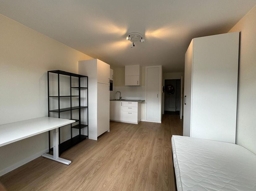 Seulement étudiants&lt;br /&gt;
Le studio est situé au troisième étage de l&#039;immeuble (où se trouve également un ascenseur) et comprend un séjour/chambre ave