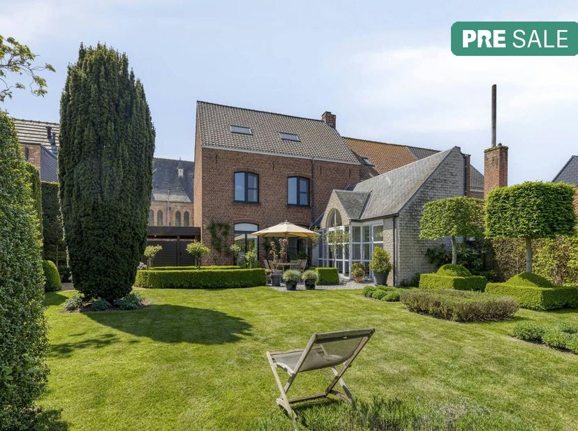 Instapklaar huis te koop in de Diksmuidestraat 454 in Boezinge. Dit gerenoveerd burgerhuis is uitermate geschikt als gezinswoning. Er zijn 3 ruime sla