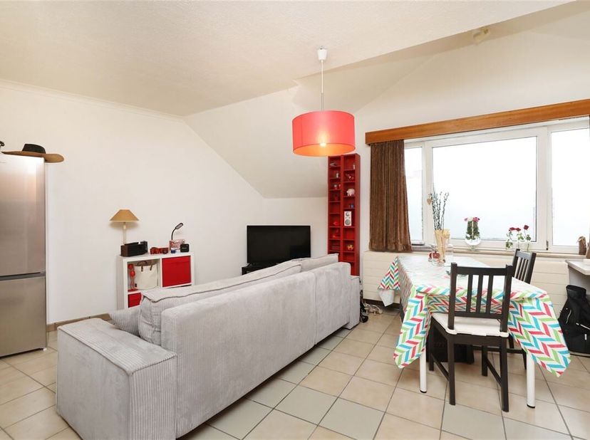 Duplex studio met open leefgedeelte en aparte badkamer op gunstige locatie&lt;br /&gt;
Omgeving:&lt;br /&gt;
+ Rustig en centraal gelegen tussen de Kleine en Grot