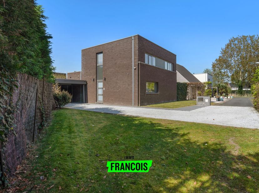 Bienvenue dans cette maison récente et prête à emménager, située dans une rue calme et résidentielle du charmant Gistel. Cette construction ouverte, b