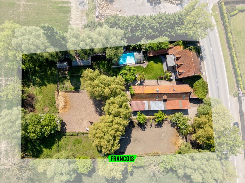 À deux pas de la frontière française, vous trouverez cette maison individuelle, située au calme dans le village rural de Nieuwkerke (Heuvelland). La m