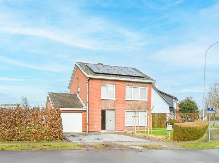 Alleenstaande woning met drie slaapkamers, genietende van een bewoonbare oppervlakte van 152 m² (volgens EPC-attest), gelegen op een perceel van 635 m