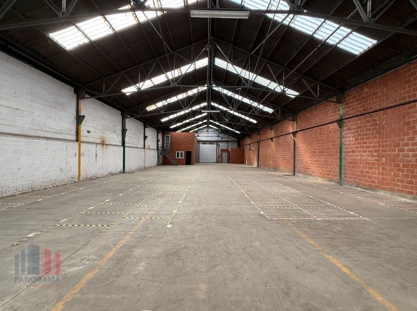 Dit magazijn van 600 m² combineert ruimte, licht en een uitstekende bereikbaarheid. Met een vrije hoogte van 5,5 meter, een polybeton vloer en een sec