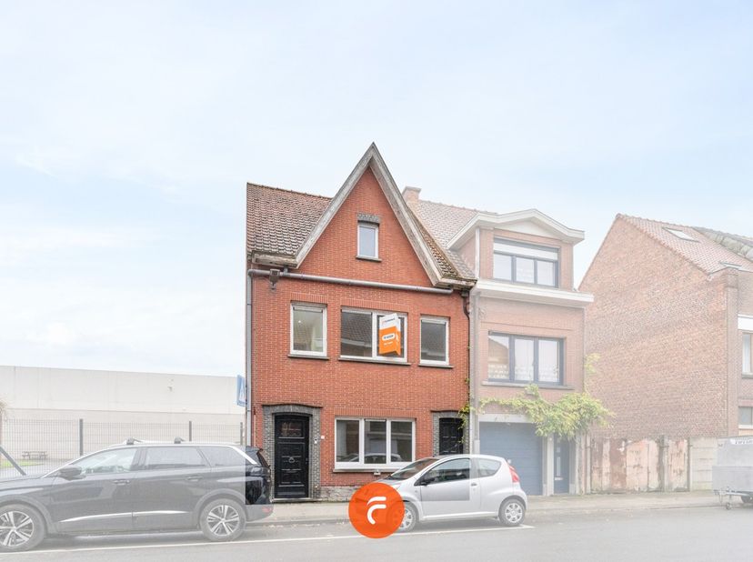 Achter deze karaktervolle gevel gaat een uiterst ruime (200 m2 woonoppervlak) gezinswoning schuil met beneden een grote woonkamer , nieuwe keuken en b