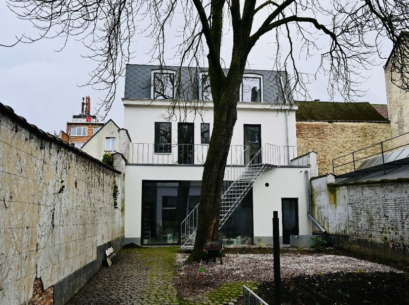 duplex appartement te huur - exclusief wonen in een uniek kader in Schaarbeek:

Deze duplex kan same